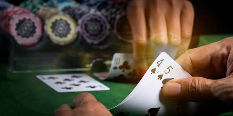 Luật rút bài trong cửa anh emker khi đánh baccarat là gì